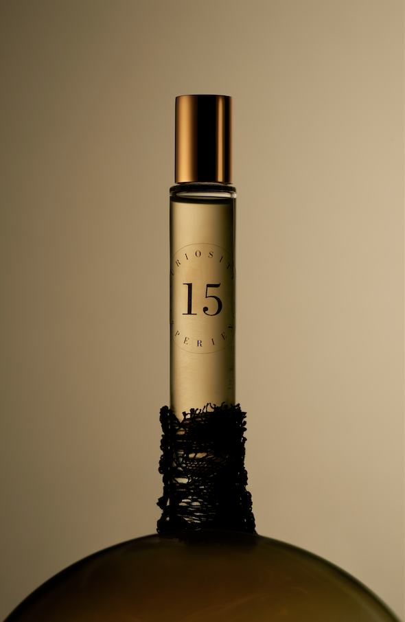 La Galerie Rachel Hardouin lance le 15, stick parfum érotique
