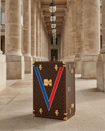 Mais que contient donc cette malle Louis Vuitton ?